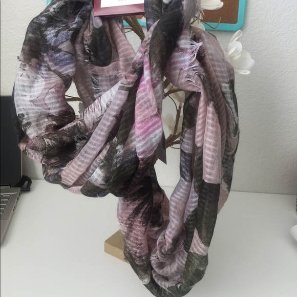 Dressbarn Its A Wrap, Loop Scarf. - Picture 5 of 7